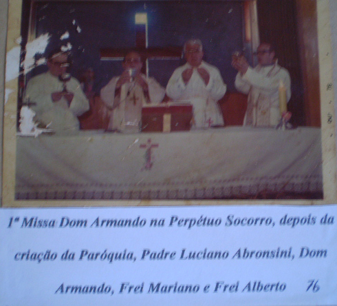 1ª Missa Dom Armando na Perpétuo Socorro, depois da criação da Paróquia, Padre Luciano Abronsini, Dom Armando, Frei Mariano e Frei Alberto 1976.